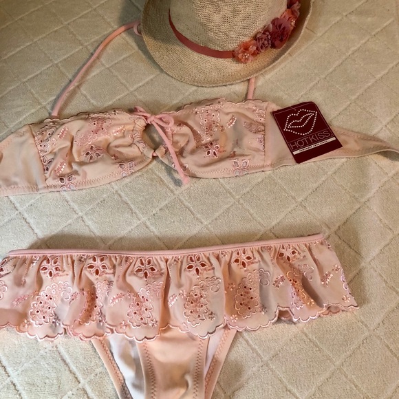 Off white hat with peach/pink band & flowers. - Picture 5 of 6